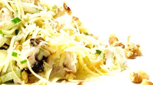 Куриный салат с орехами
