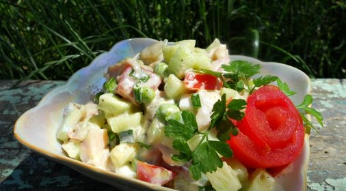 Салат с копченой курицей и свежим зеленым горошком