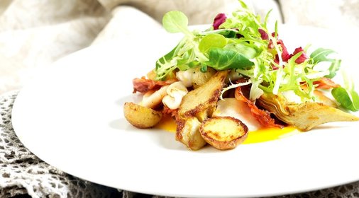 Салат с кальмарами и чоризо