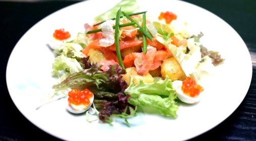 Салат с подкопченой семгой и хурмой