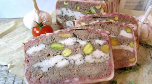 Террин из курицы с фисташками и печенью