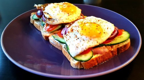 Сэндвич с беконом, яйцом и красным луком