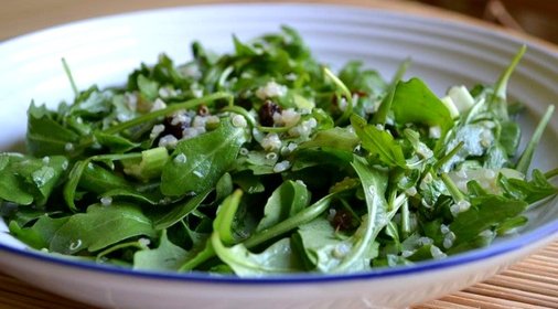 Салат с рукколой, сельдереем, изюмом и киноа