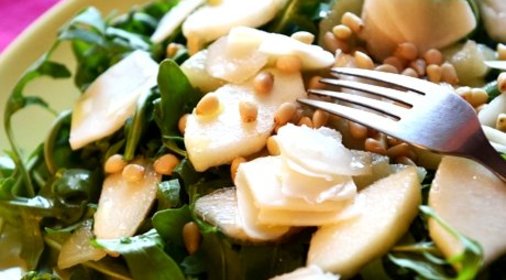 Салат с руколой и грушей