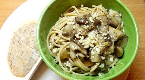 Спагетти с маслятами и грибным соусом