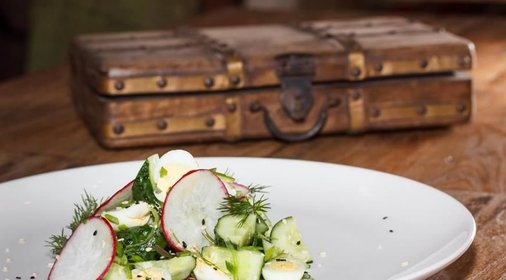 Дачный салат с огурцом, редисом и яйцом