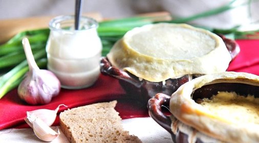 Грибы в горшочке со сметаной