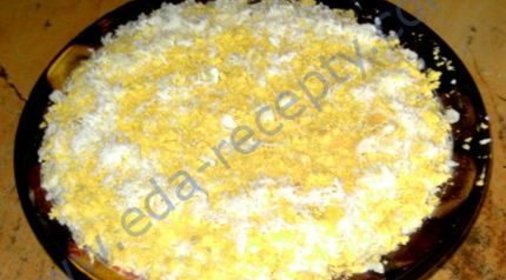 Крабовый салат с сухариками и яйцом