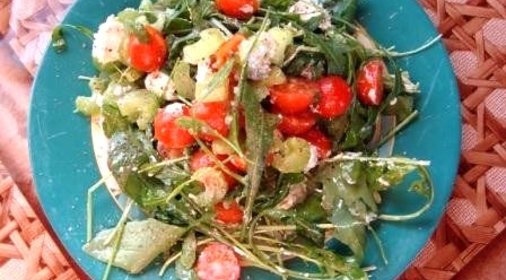 Салат с креветками, овощами и брынзой