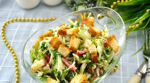 Салат с салями и сухариками