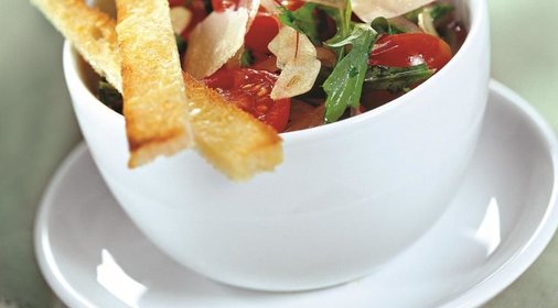 Салат из рукколы с томатами и пармезаном
