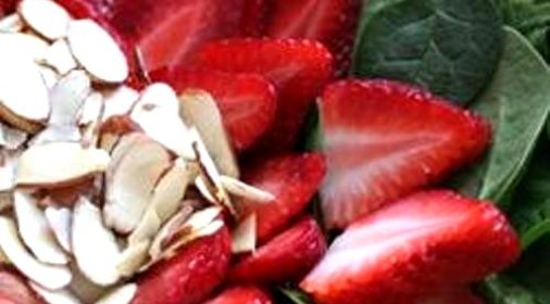 Салат с клубникой и миндалем