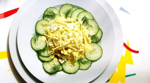 Огуречный салат с укропом и фетой