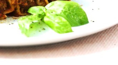 Каннеллони с куриной печенью и ветчиной под соусом из потрошков