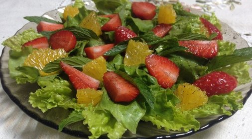 Зеленый салат с клубникой