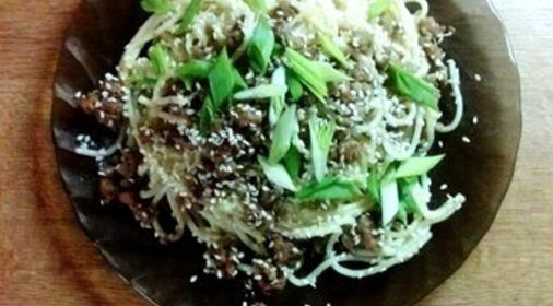 Стир-фрай из свинины с яичной лапшой