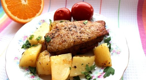 Утка в духовке с картошкой в рукаве