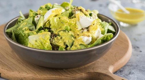 Зеленый салат с ореховой крошкой и фетой