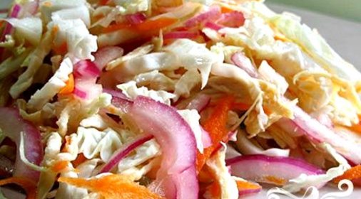 Пикантный салат с курицей и капустой