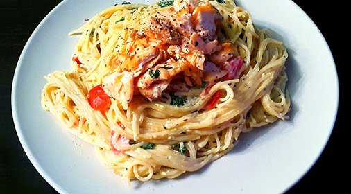 Спагетти в сливочном соусе с семгой и рукколой