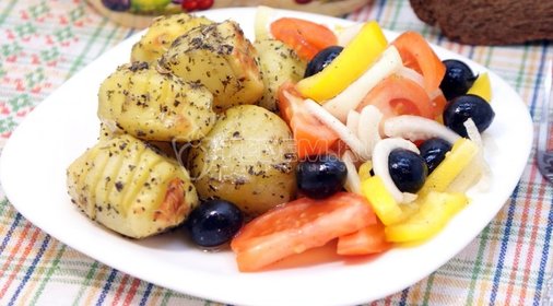Пряный картофель с салатом