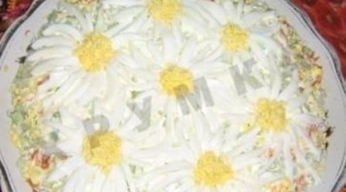Салат Ромашковое поле с консервами