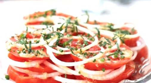 Салат из помидоров и лука