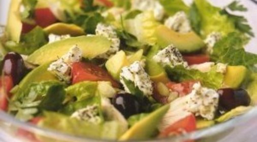 Греческий островной салат с курицей и авокадо