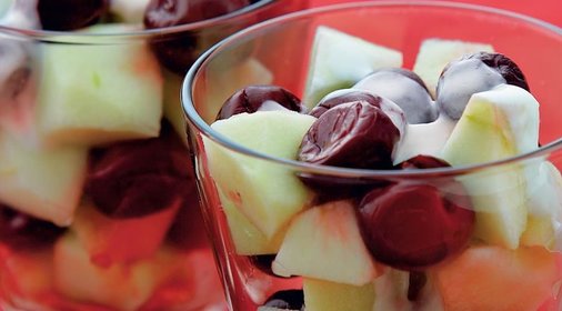 Салат из вишни и яблок с соусом из йогурта