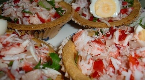 Салат с крабовым мясом и перцем чили