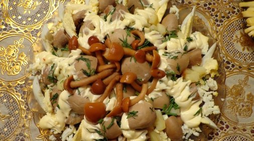 Салат с опятами и шампиньонами