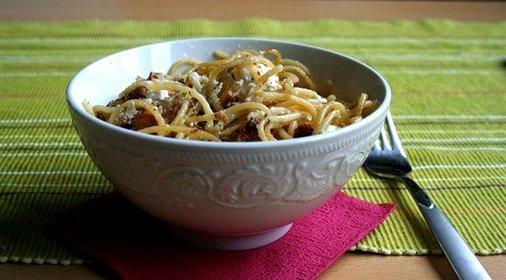 Теплый салат из лисичек, феты и пасты