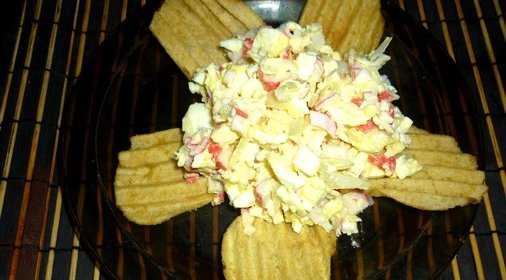 Салат из крабовых палочек с чипсами