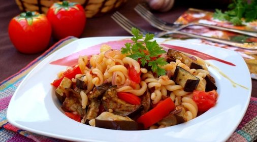 Тёплый салат из баклажанов и пасты