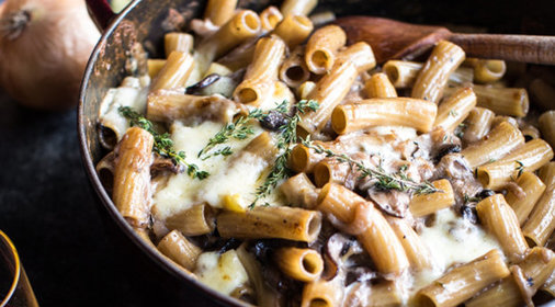 Пенне с грибами и красным луком