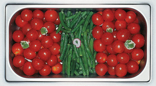 Салат из фасоли и помидоров черри