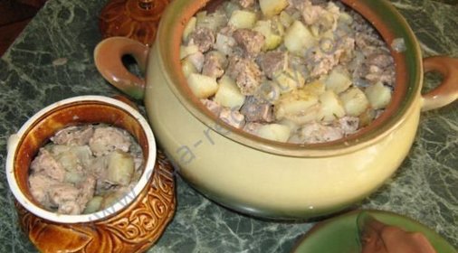 Мясо в горшочках с картофелем
