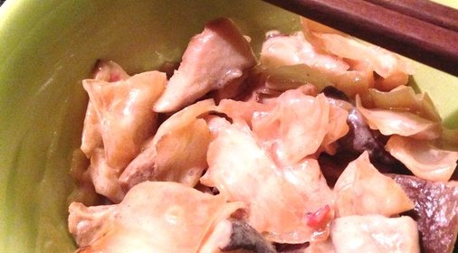 Капуста, жаренная в воке с грибами, рыбным соусом и кокосовым молоком