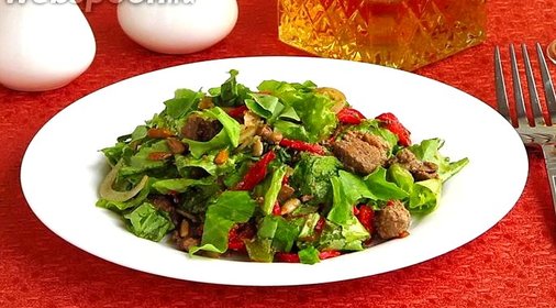 Салат из куриной печени с овощами