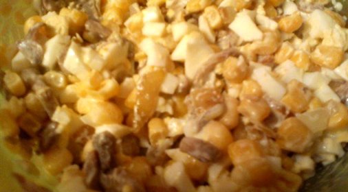 Грибной салат с кукурузой