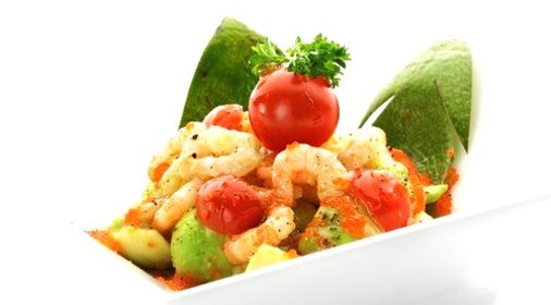 Салат из креветок с вишней