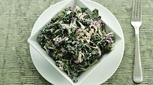 Салат из капусты кале с соусом ранч