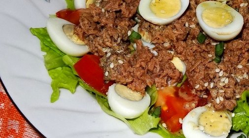 Салат с тунцом и перепелиными яйцами
