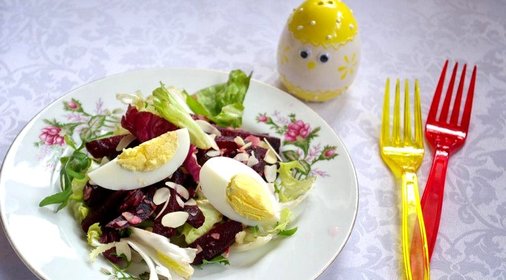 Свежий салат со свеклой и яйцом